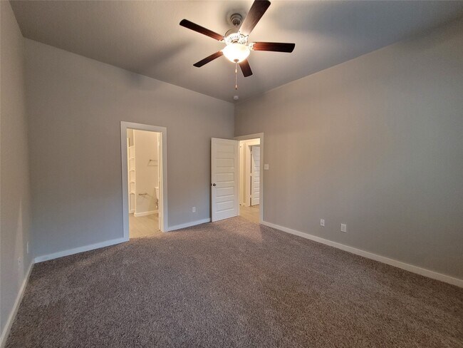 Building Photo - 210 Oakcrest Rd