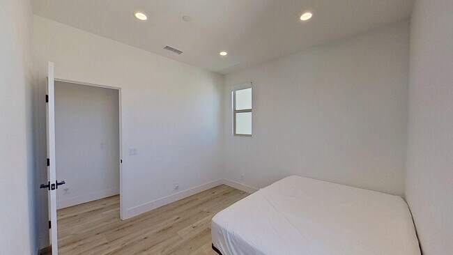 Building Photo - 574 S Motif St