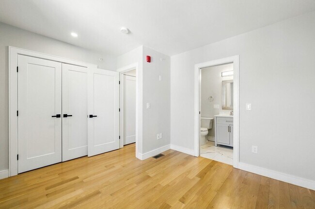 Building Photo - 125 Saratoga St