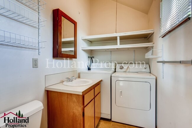 Building Photo - Charming 2 Bed Forest Grove Apartment at a GREAT PRICE Waiting For You!!!