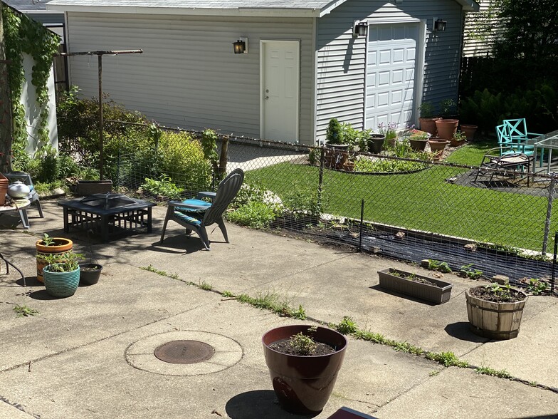 Building Photo - 1620 W Thome Ave