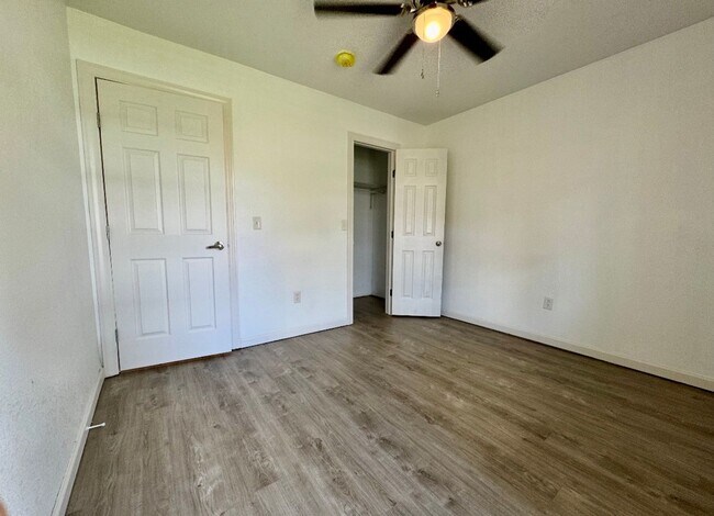 Building Photo - Like new!  3/2/2 Country Aire Estates