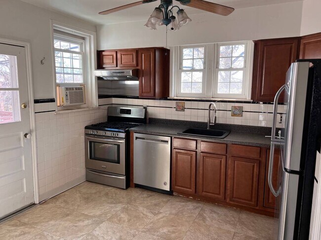 Kitchen - 6606 Morris Park Rd