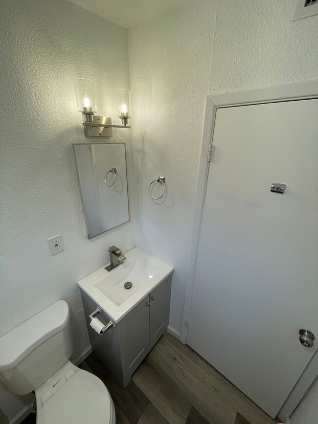 Building Photo - COMING SOON! 2 Bedroom, 1 Bath Apartment i...