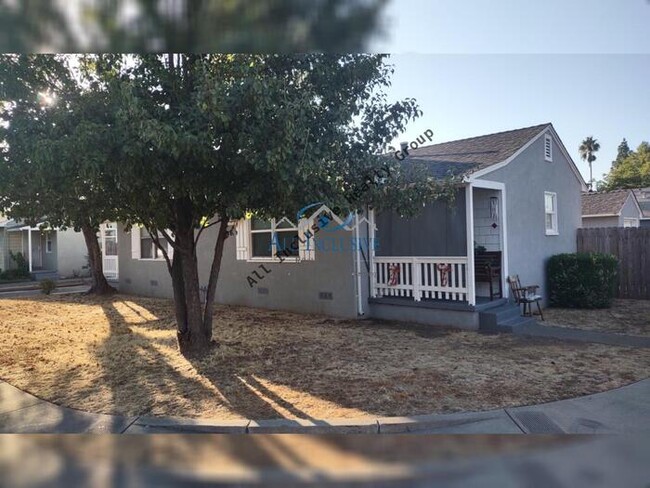 Building Photo - Cute Duplex off of Stockton Blvd
