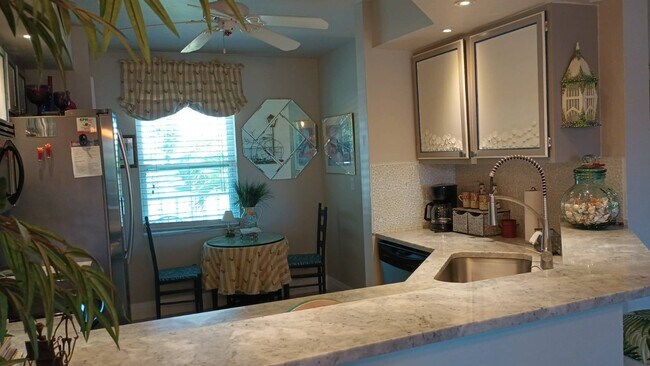 Building Photo - 1950 W Crown Pointe Blvd