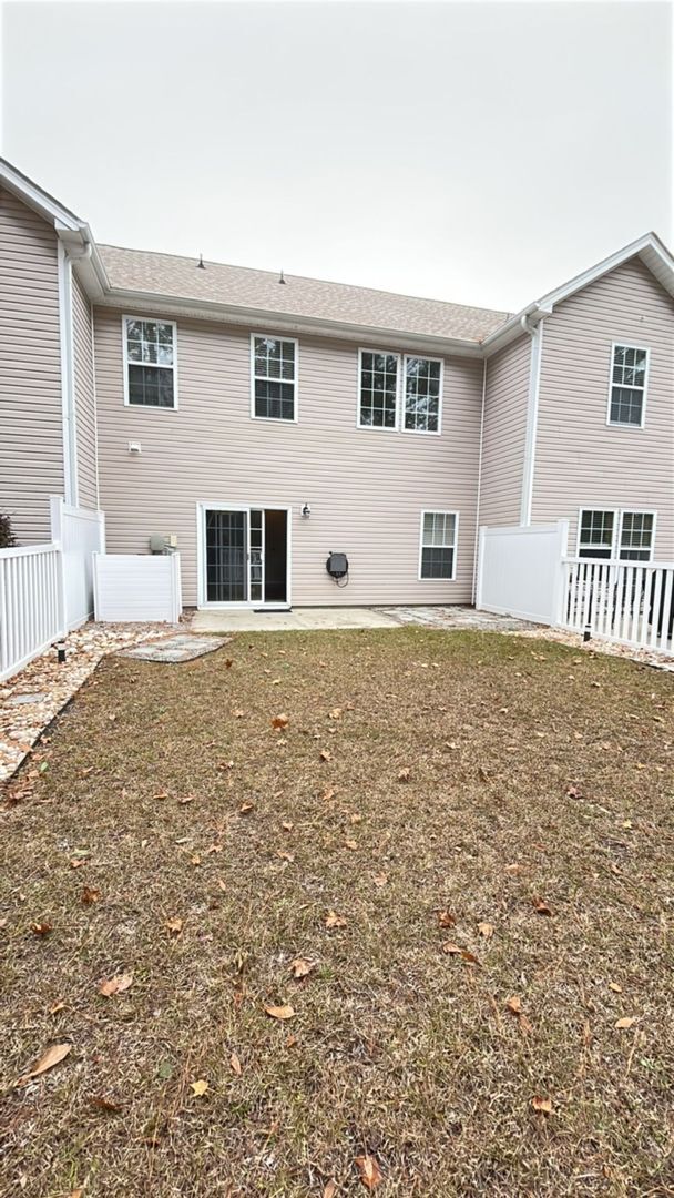 Building Photo - Nicely updated 3 bedroom/2 bath townhome i...