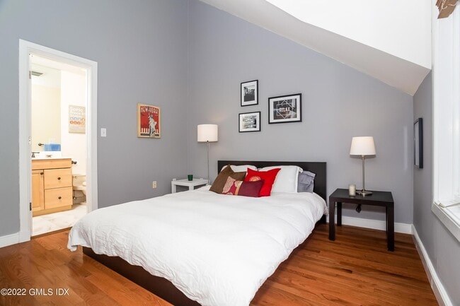 Building Photo - 453 E Putnam Ave