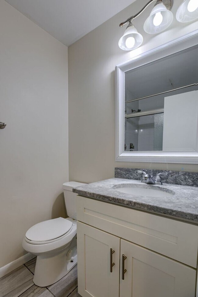 Building Photo - 4 Bedroom Westside Ranch!!