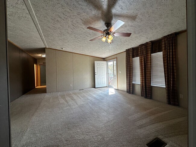 Building Photo - Spacious 4 bedroom/2 bath home for rent - ...