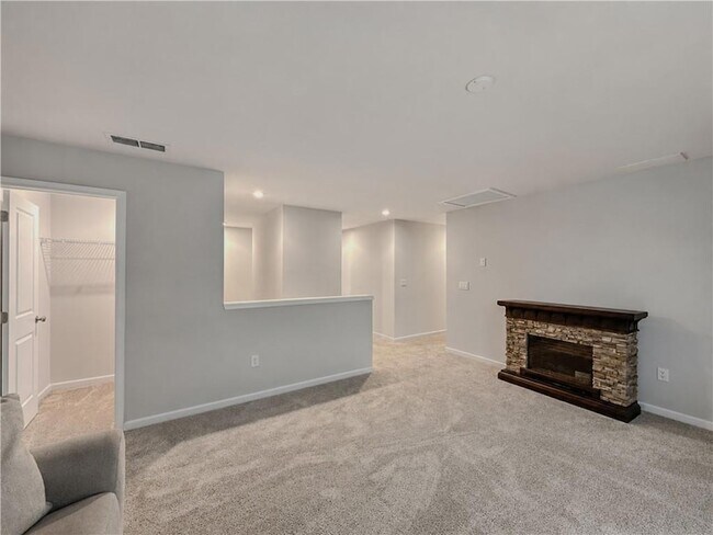 Building Photo - 45 Woodford Dr