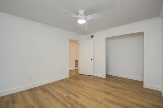 Building Photo - 1527 Rutland St