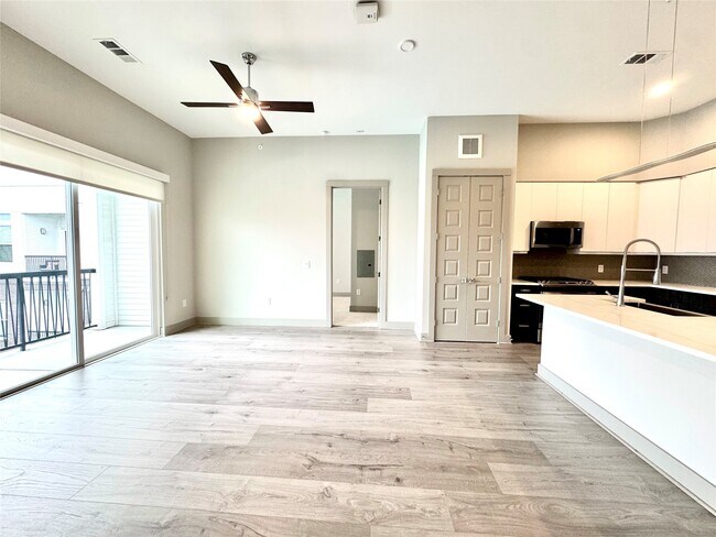 Building Photo - 401 W 25th St