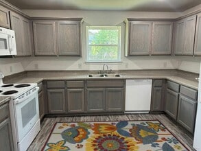 Building Photo - 800 Sycamore St