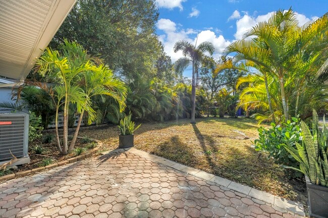 Building Photo - 652 42nd Ave NE