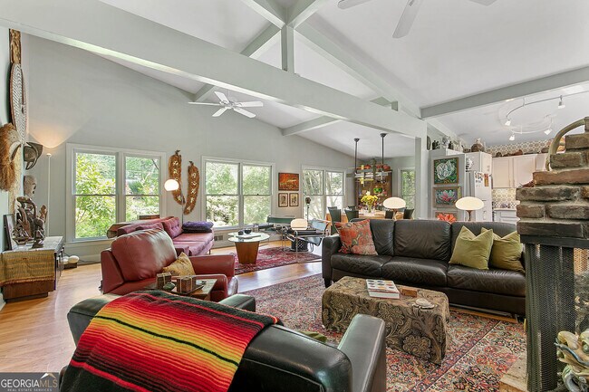 Building Photo - 1232 Bernadette Ln NE