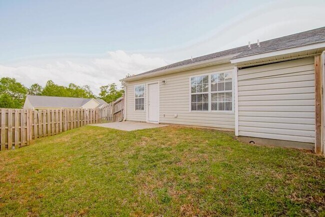 Building Photo - 402 Wincrest Ln