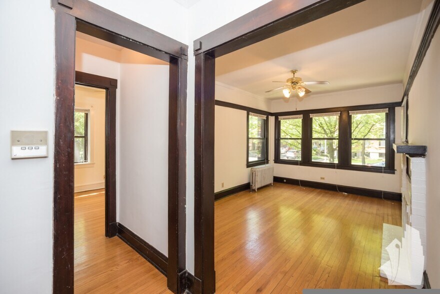 Building Photo - 1450 W Cornelia Ave