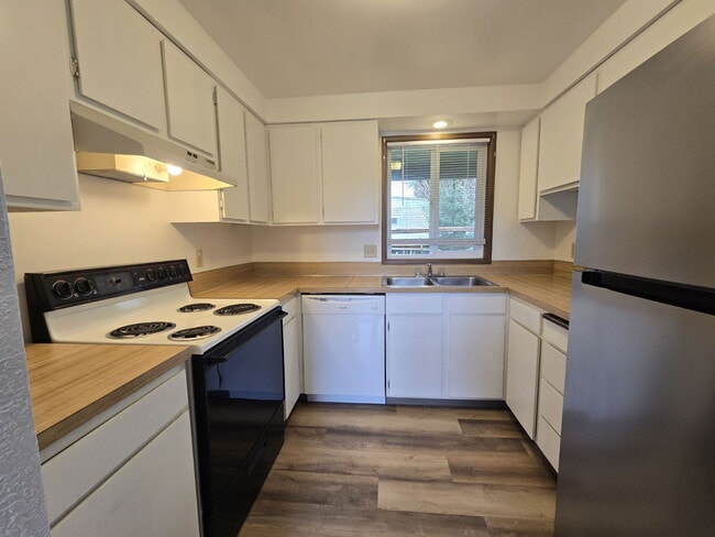 Building Photo - 146 NE Atkinson Ct