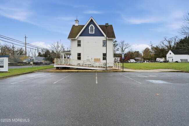 Building Photo - 400 S Main St