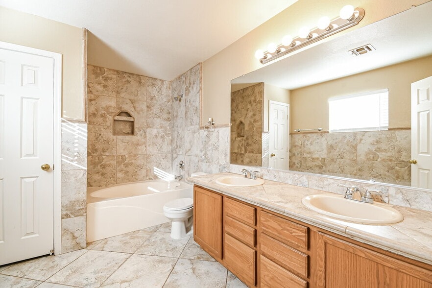 Building Photo - 775 W Aviary Way