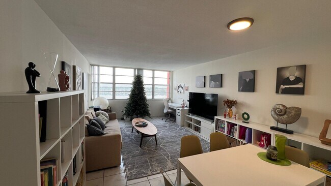 Building Photo - 1301 NE Miami Gardens Dr