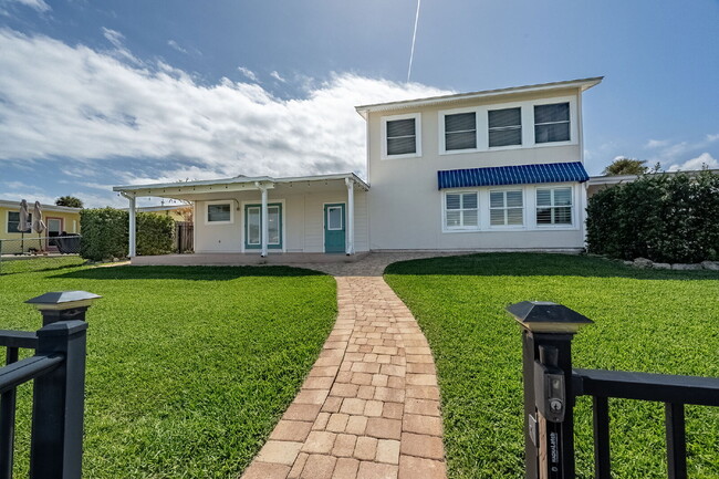 Building Photo - Gorgeous deep water canal front home