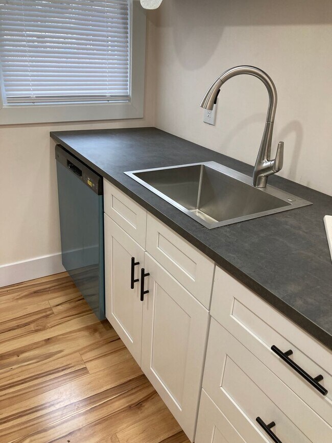 Building Photo - 2 Bedroom  Renovated Century Home Modern S...