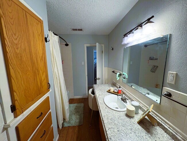 Building Photo - Stunning Three Bedroom Home Located Near R...