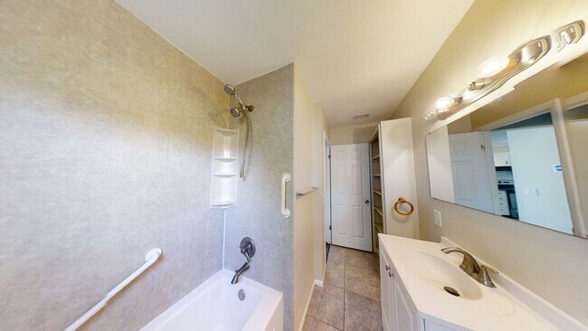 Building Photo - 2 Bedroom house for rent