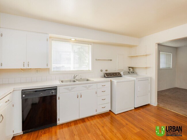 Building Photo - Spacious 2bed/1bath duplex