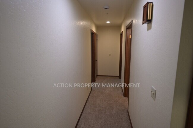 Building Photo - 2 bed 2 bath 1 car garage duplex in Sequim