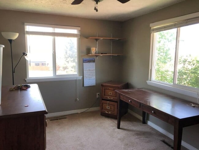 Building Photo - 905 Pasque Dr