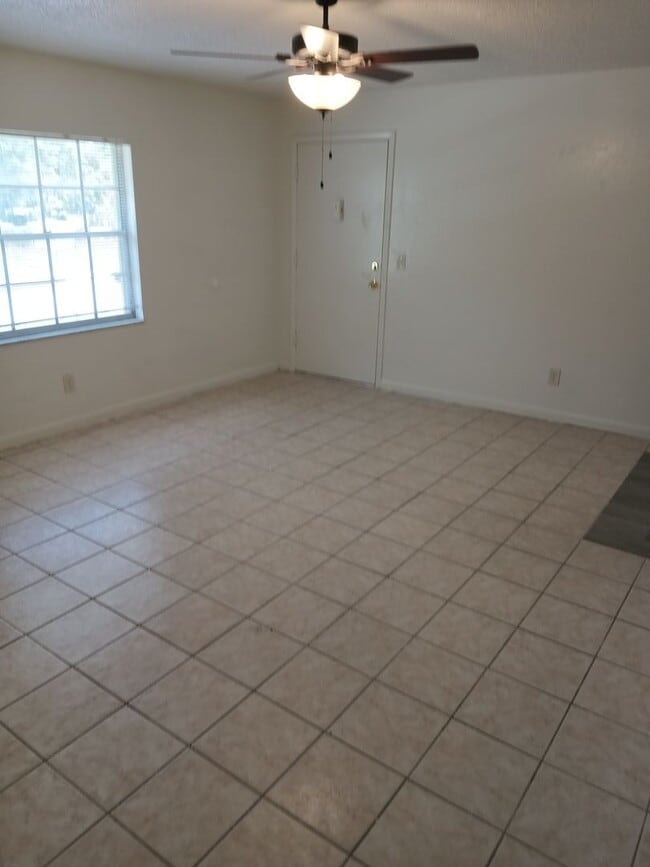 Building Photo - 1633 W Oak Ridge Rd
