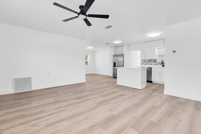 Building Photo - 8801 Sunlit Cove Dr NE
