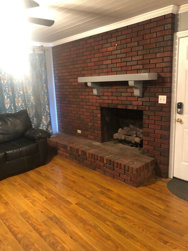 Building Photo - Nice 4 Bed 2.5 Bath House! Available August 2026!