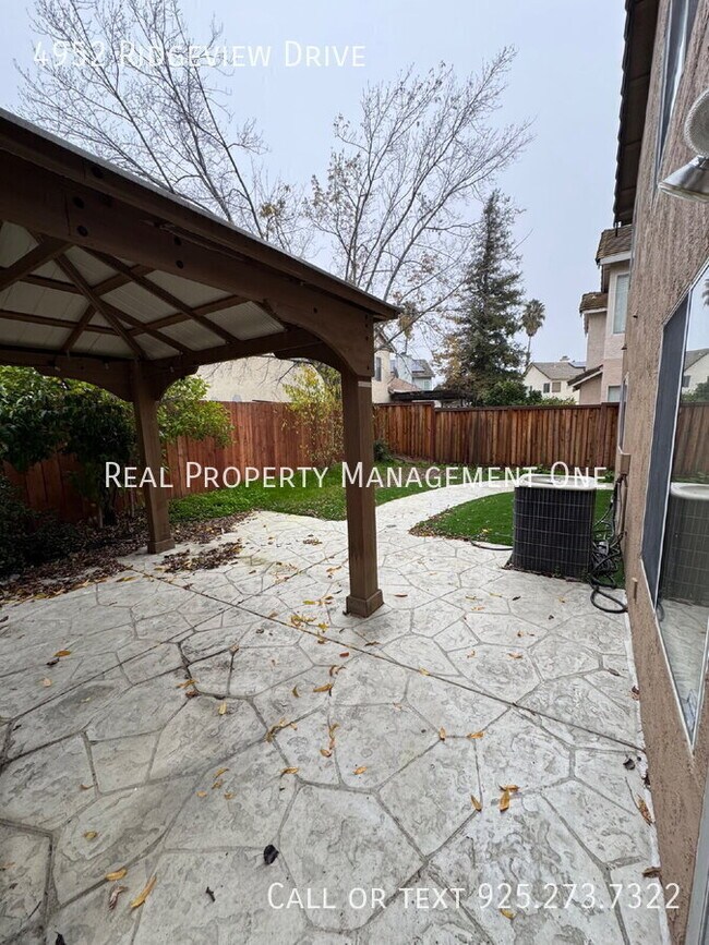 Building Photo - 4952 Ridgeview Dr