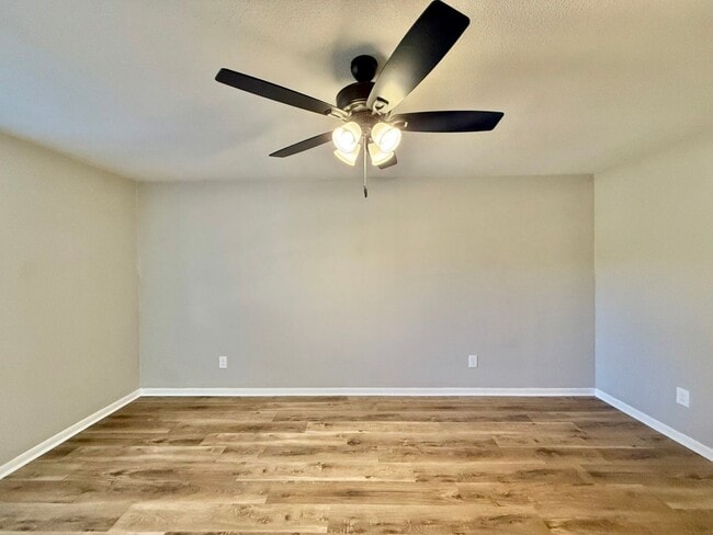 Building Photo - Tour Today!  Newly Renovated 2-Bedroom, 1-Bath Duplex!