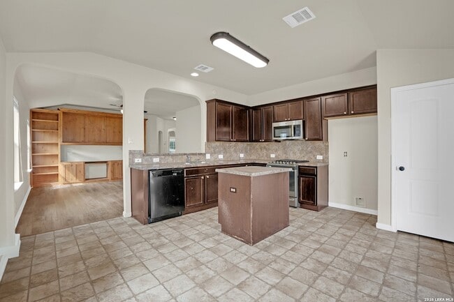 Building Photo - 226 Goldenrod Dr