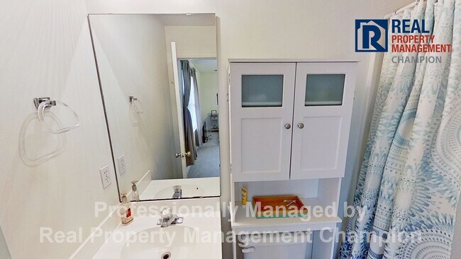 Building Photo - Adorable 2 BD Townhome with Private Patio