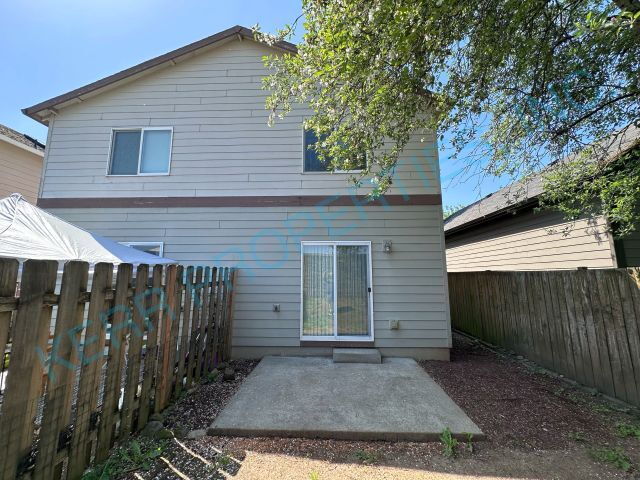 Building Photo - Spacious 3-Bed, 2.5-Bath Retreat in Portla...