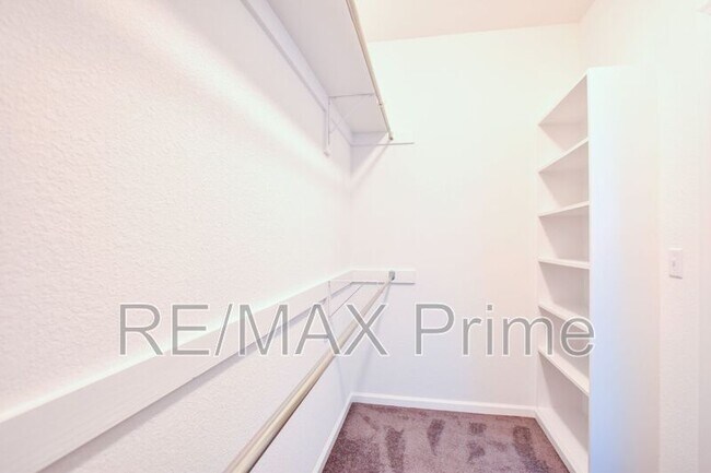 Building Photo - 1720 Vankar Dr