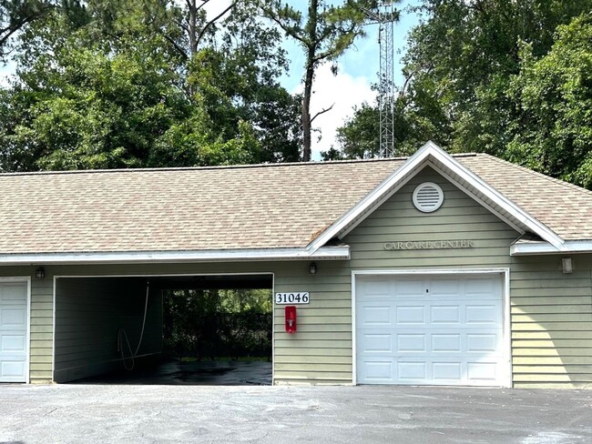 Building Photo - Gated community!  Amenities Galore! Close ...