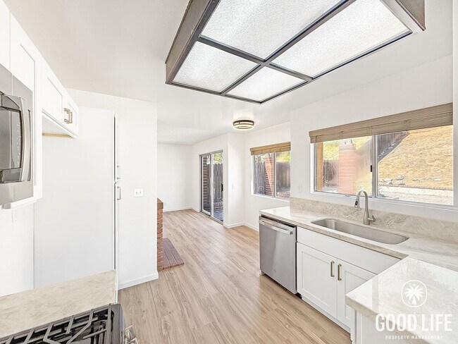 Building Photo - Stylish 4B/2.5BA Home in Moreno Valley with Attached Garage and Upgraded Interiors