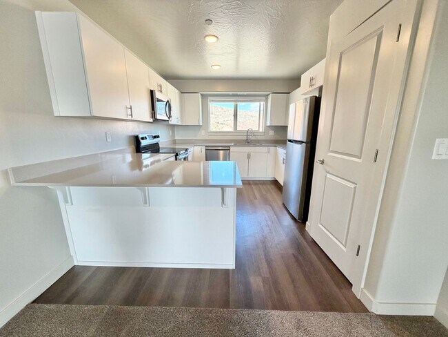 Building Photo - 2 Bed Lone Rock Condo!