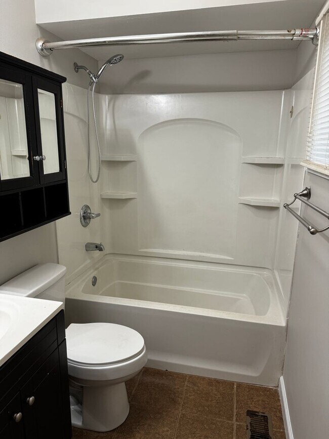 Building Photo - 4 Bedroom 2.5 Bath Home