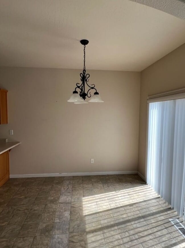 Building Photo - 3 BEDROOM TOWNHOME/ FENCED YARD/ ATTACHED GARAGE