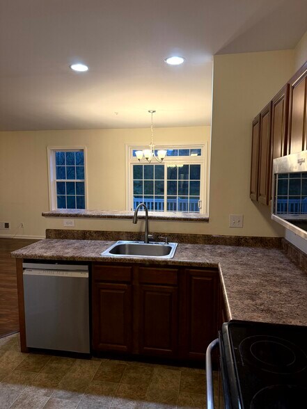 Building Photo - 1204 Admirals Walk Dr