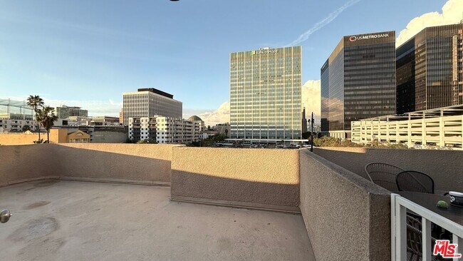 Building Photo - 701 S Kingsley Dr