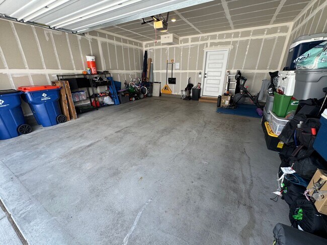 Building Photo - Modern 3-Bed, 2-Bath Townhome with Spaciou...